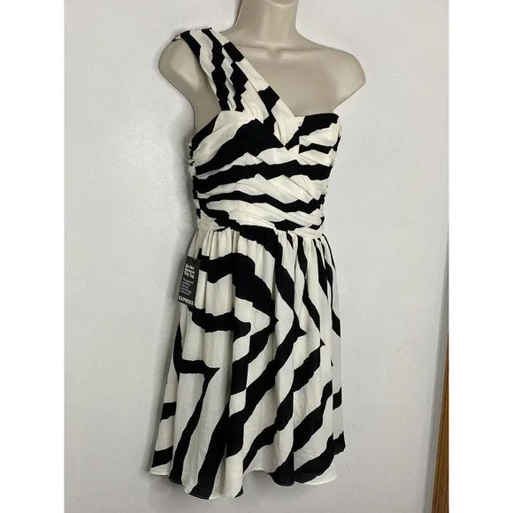 NWT $98 Express Women’s Black White Striped Zebra One Shoulder Flare Dress Sz 2 - Picture 2 of 5